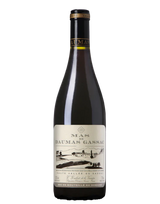 Bouteille de vin rouge Mas de Daumas Gassac avec étiquette visible.