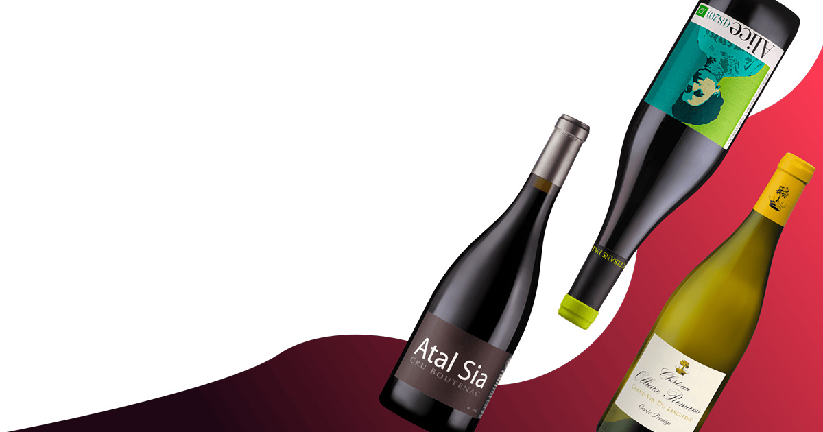 Trois bouteilles de vin sur fond blanc et rouge.